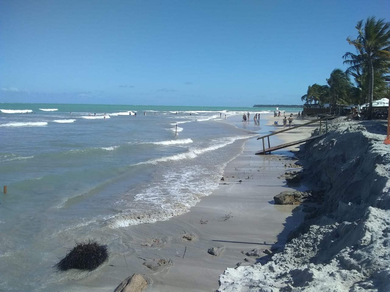 No trecho já concluído o mar recuou cerca de 30 m. A obra está em andamento