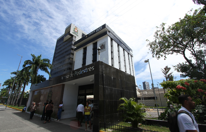Pacientes com Novo Corona Vírus mudam rotina de hospital no Recife