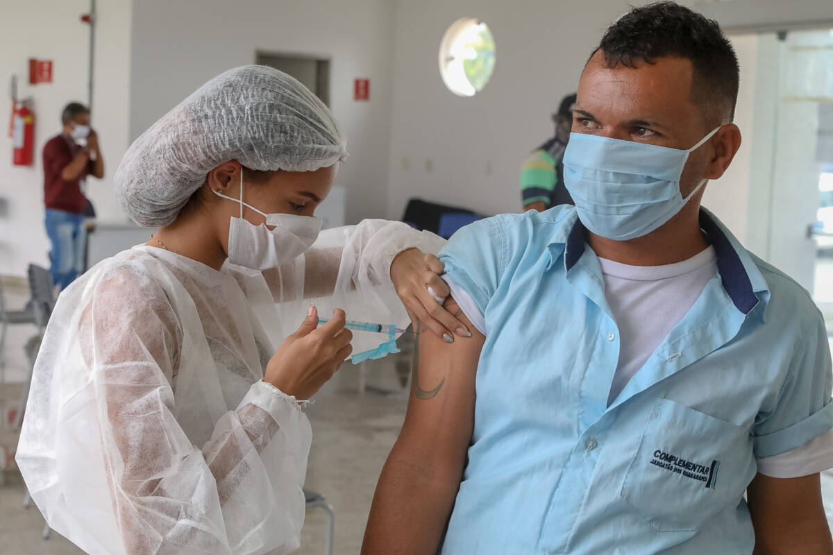 Motoristas e cobradores do Jaboatão recebem vacina contra gripe e cestas básicas