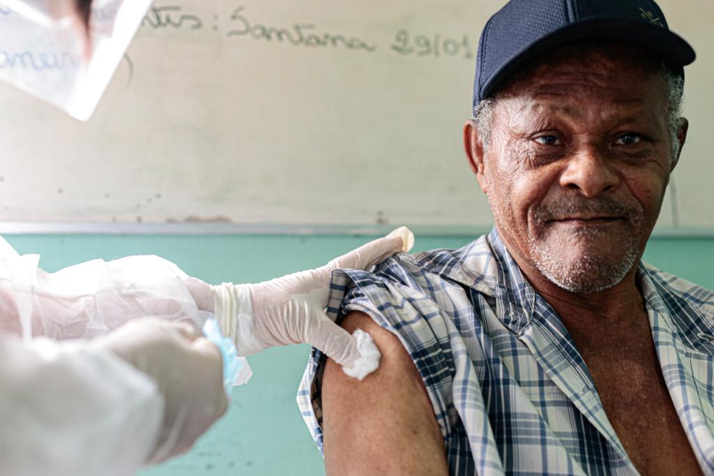 Idosos do Abrigo São Francisco de Assis, no Cabo, são imunizados contra a Covid-19 nesta quarta-feira