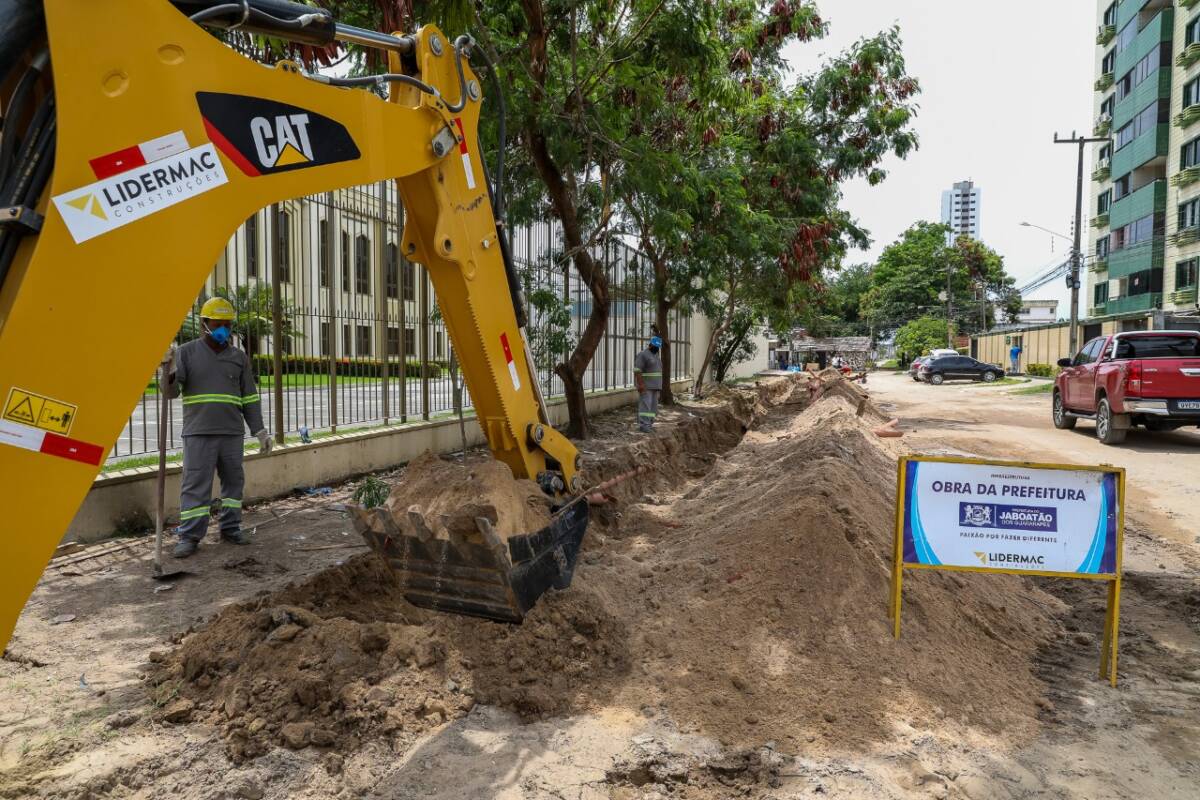 Prefeitura do Jaboatão realiza obra que eliminará esgoto lançado na praia de Candeias