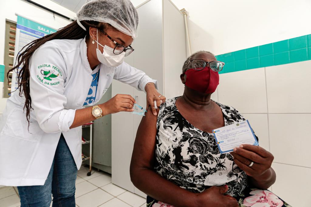 Cabo aplica primeira dose em população de 90 engenhos e mantém campanha de reforço vacinal