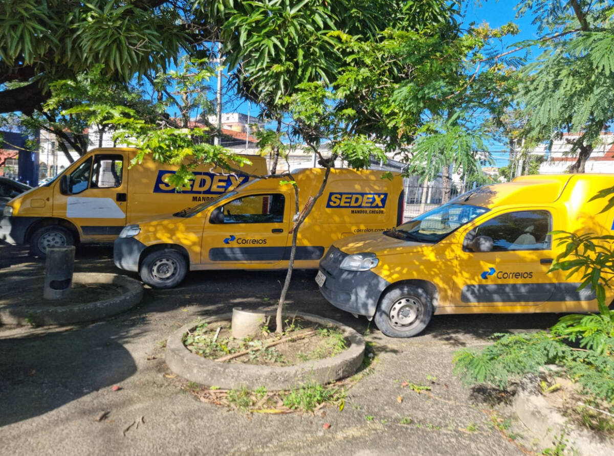 Foto dos dois veículos na PF fazendo perícia - tem mais de dois porque outros acompanharam a ocorrência: