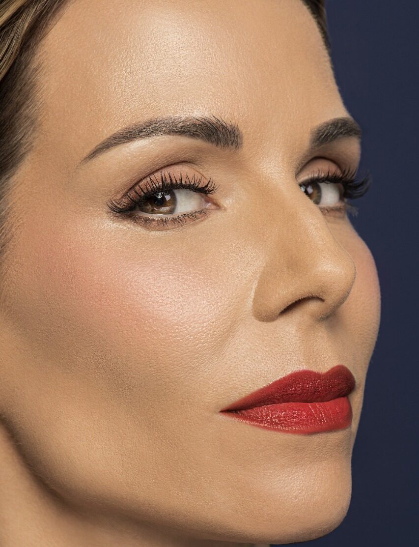 Ana Furtado mostra os dois tipos de beleza, antes e depois da maquiagem, em campanha que anuncia nova linha Make B. Retinol H+ do Boticário