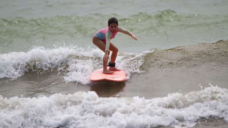 Surfista de 7 anos disputa domingo campeonato na Reserva do Paiva