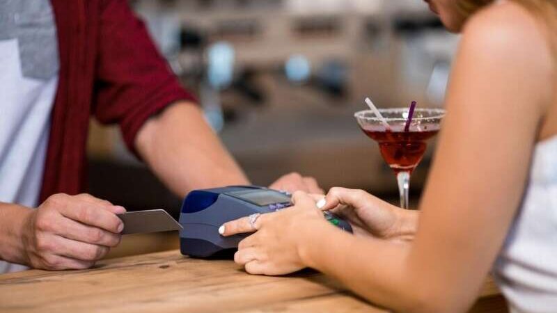 Saiba seus direitos em bares e restaurantes e evite pagar taxas abusivas