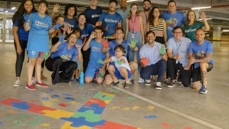 Crianças do Instituto do Autismo fazem pintura de vaga na Arena PE
